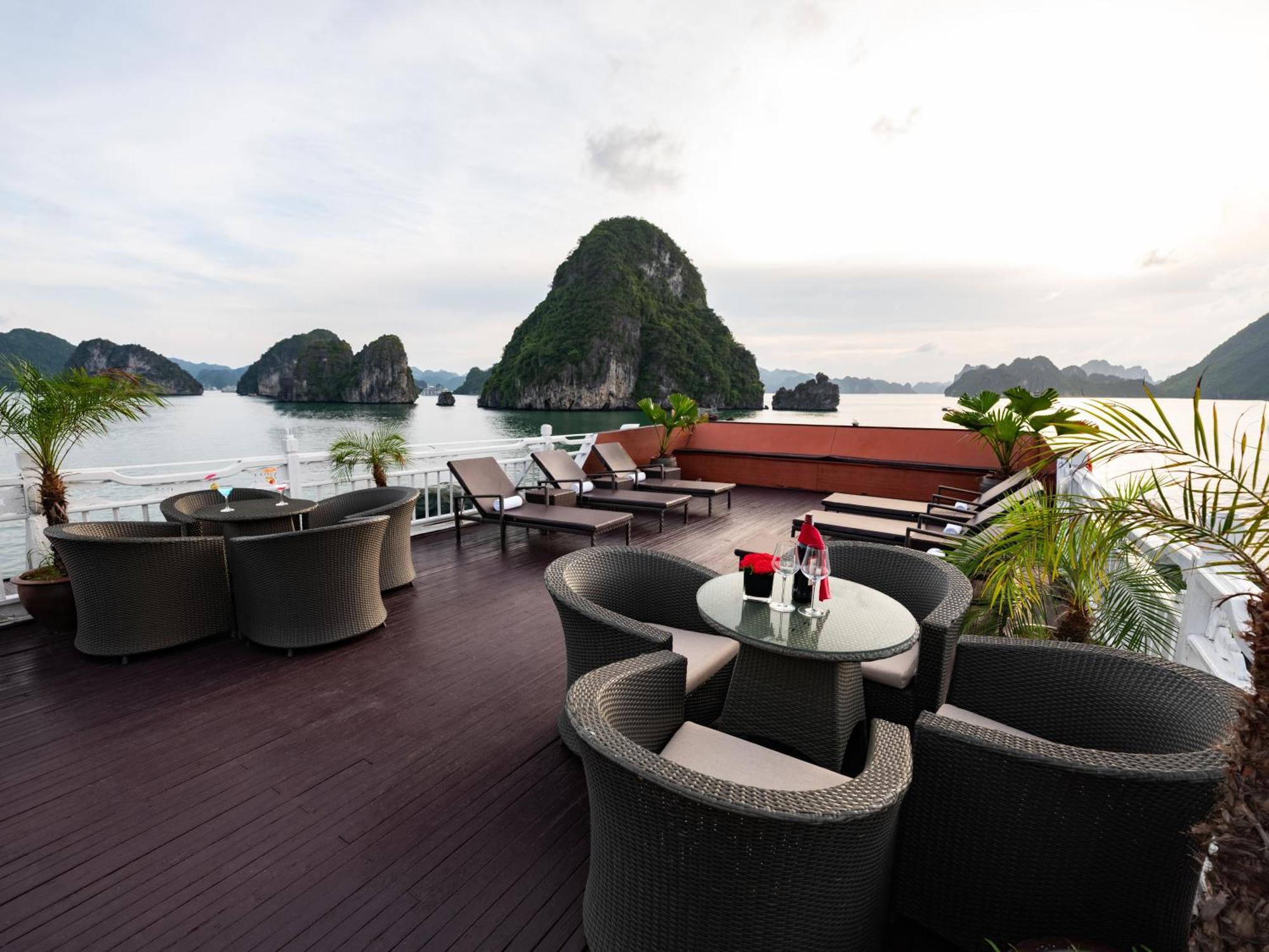 Hera Boutique Cruise Ha Long Bay ภายนอก รูปภาพ