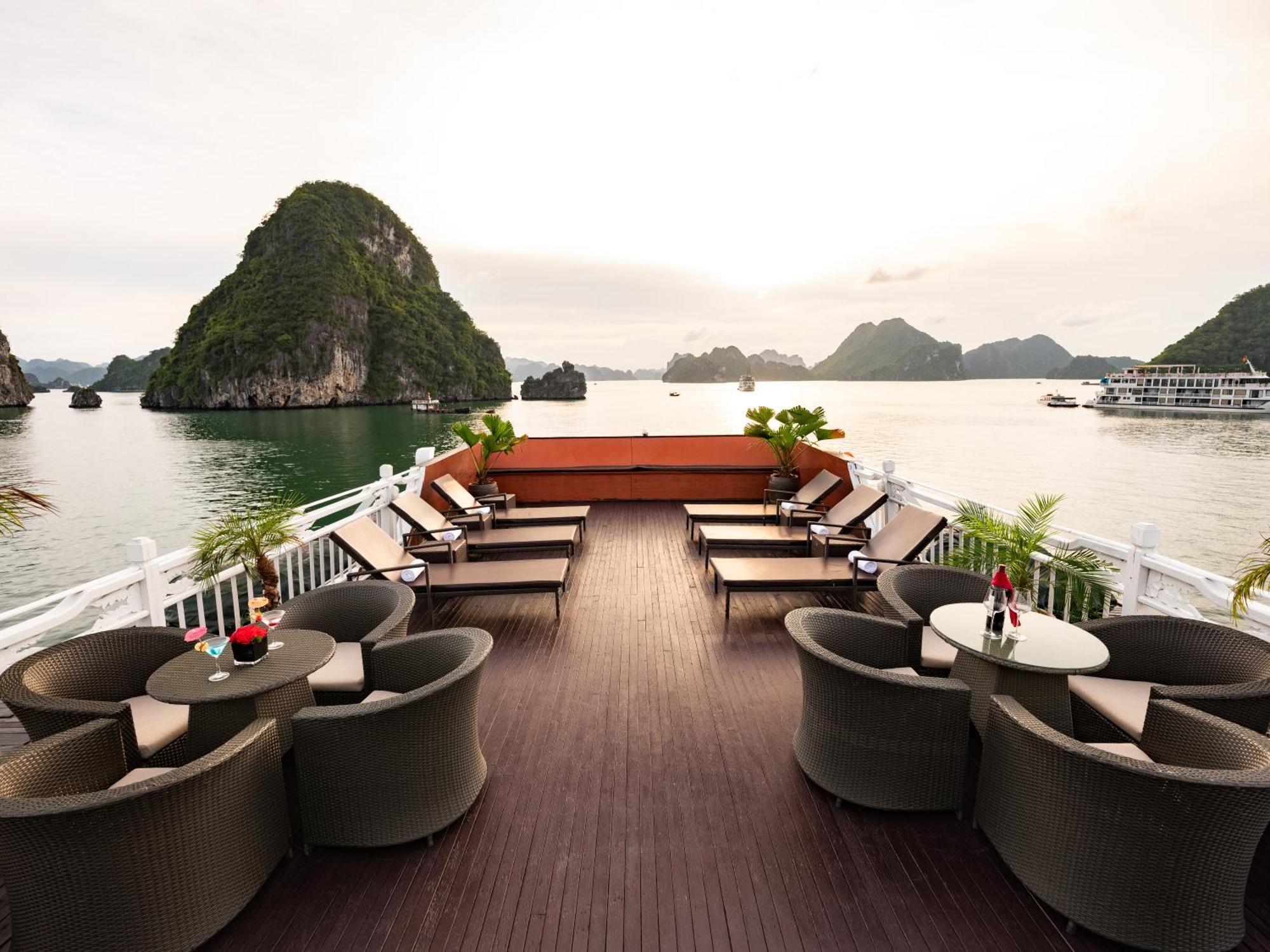 Hera Boutique Cruise Ha Long Bay ภายนอก รูปภาพ