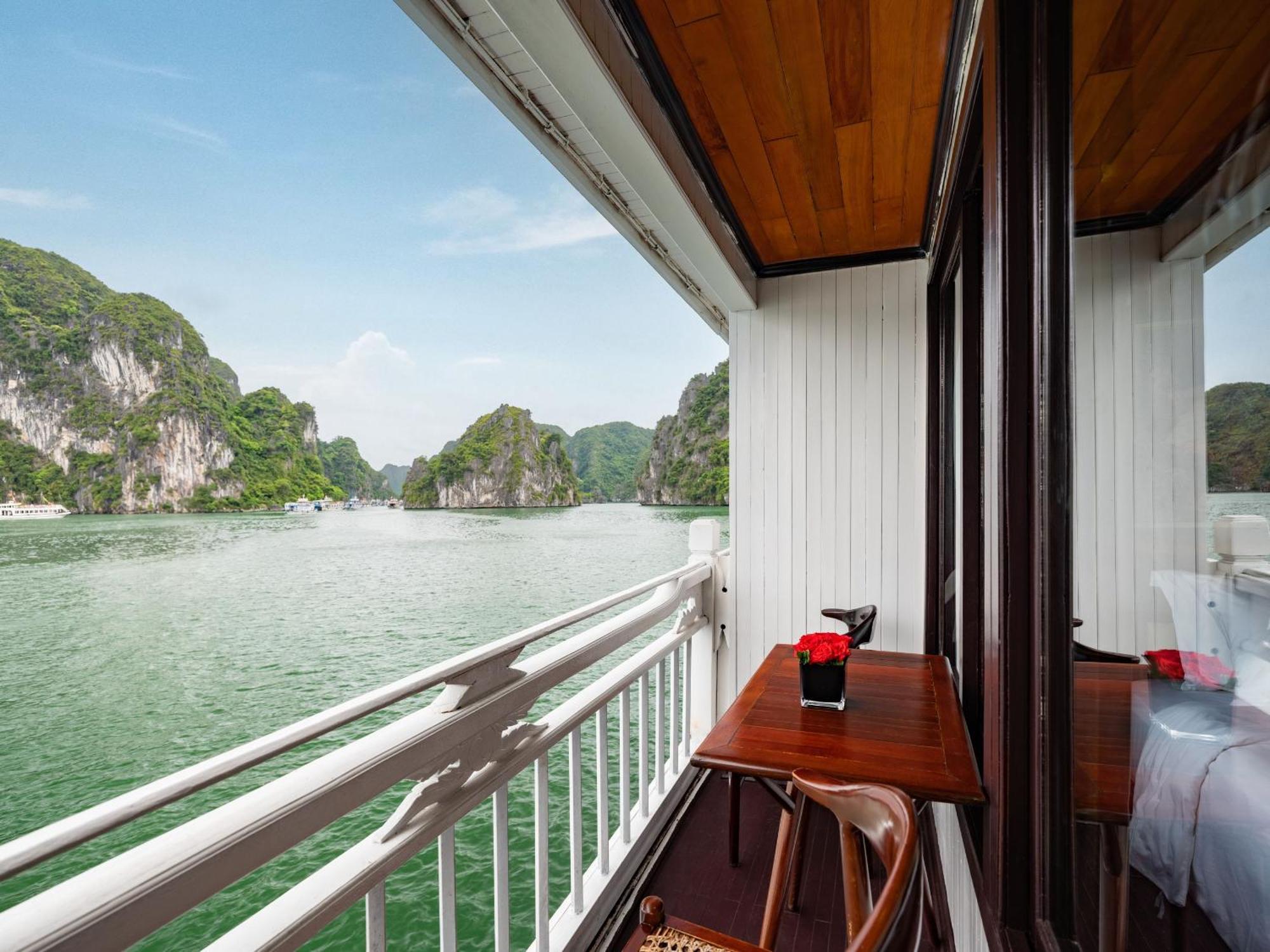 Hera Boutique Cruise Ha Long Bay ภายนอก รูปภาพ