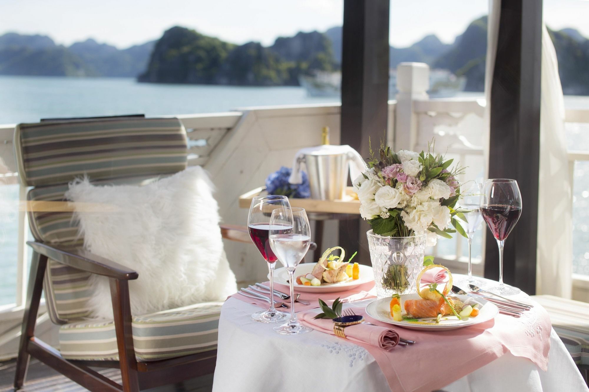 Hera Boutique Cruise Ha Long Bay ภายนอก รูปภาพ