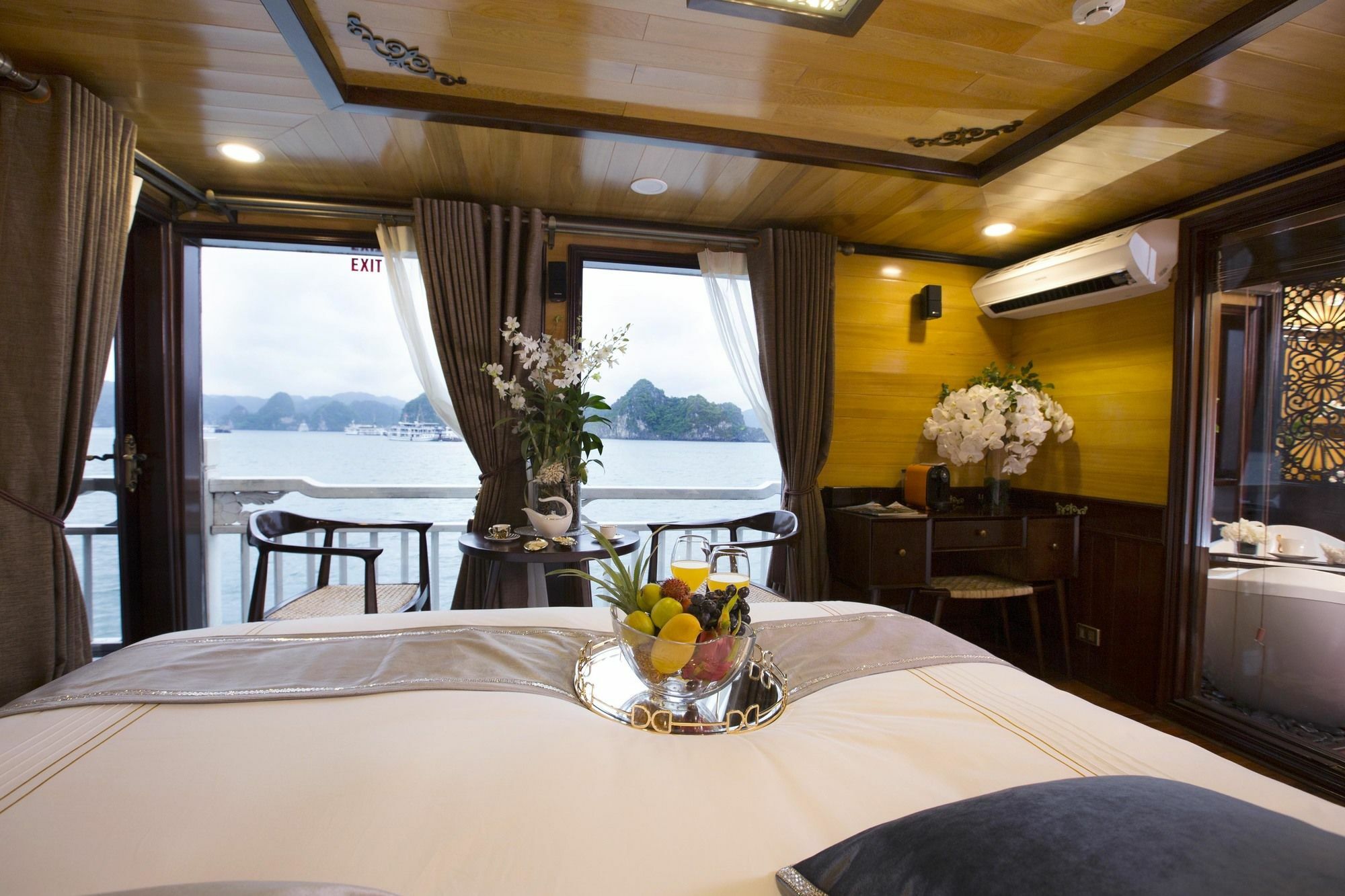 Hera Boutique Cruise Ha Long Bay ภายนอก รูปภาพ