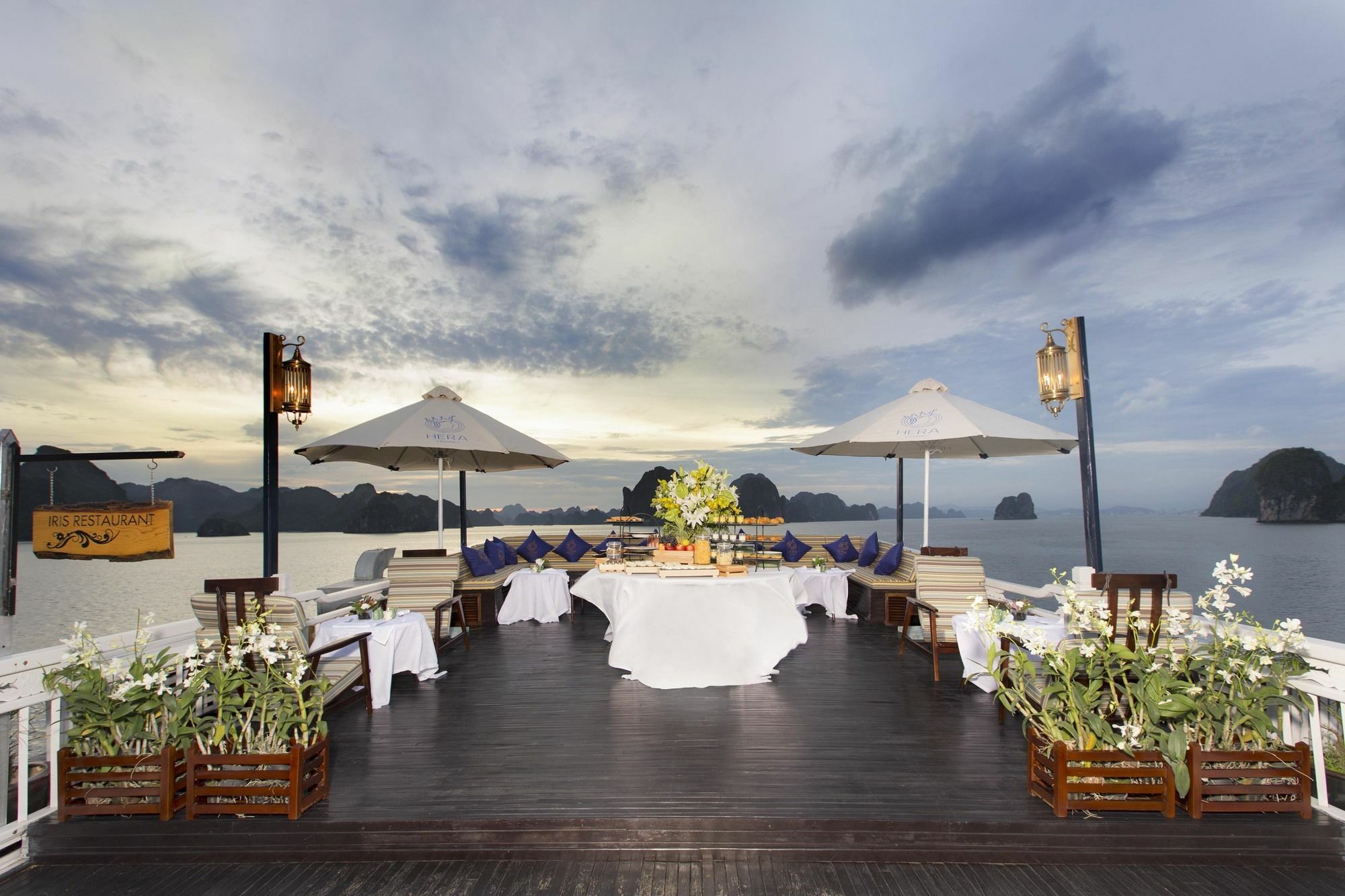 Hera Boutique Cruise Ha Long Bay ภายนอก รูปภาพ