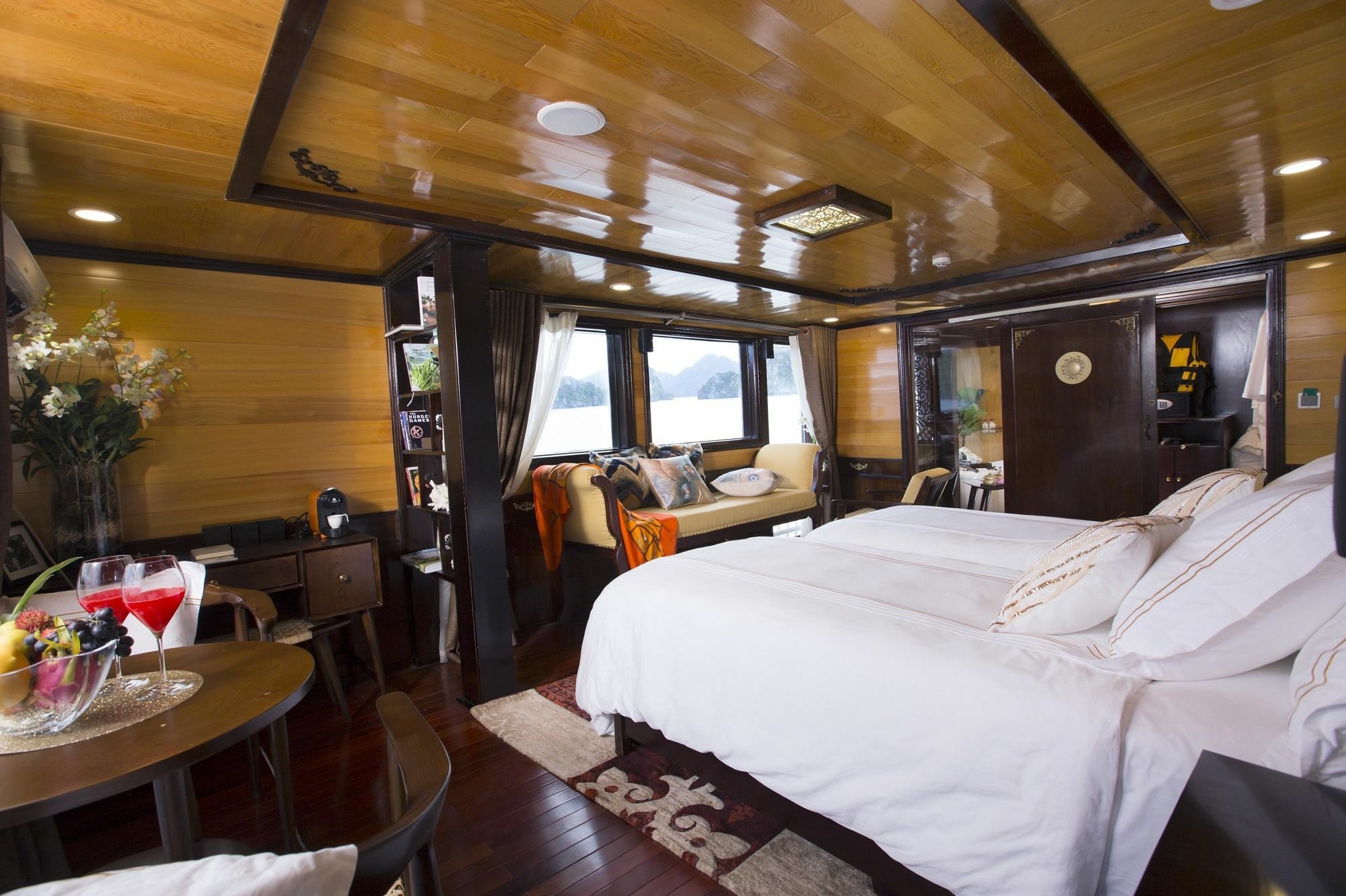 Hera Boutique Cruise Ha Long Bay ภายนอก รูปภาพ