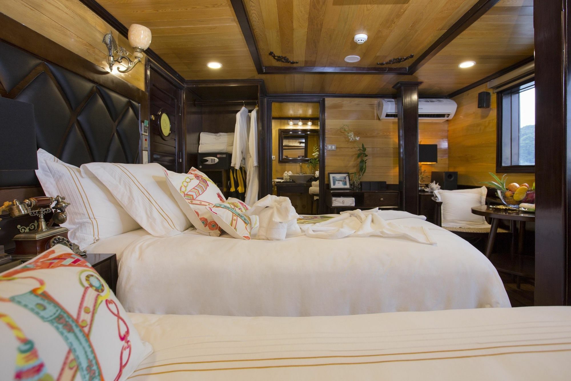 Hera Boutique Cruise Ha Long Bay ภายนอก รูปภาพ