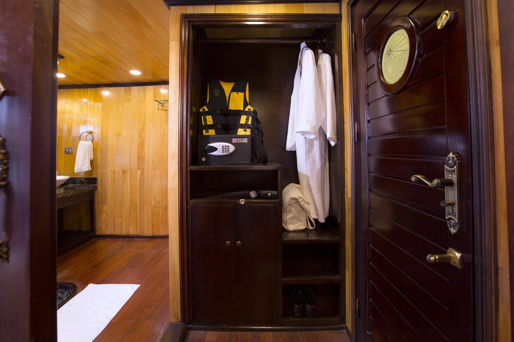Hera Boutique Cruise Ha Long Bay ภายนอก รูปภาพ