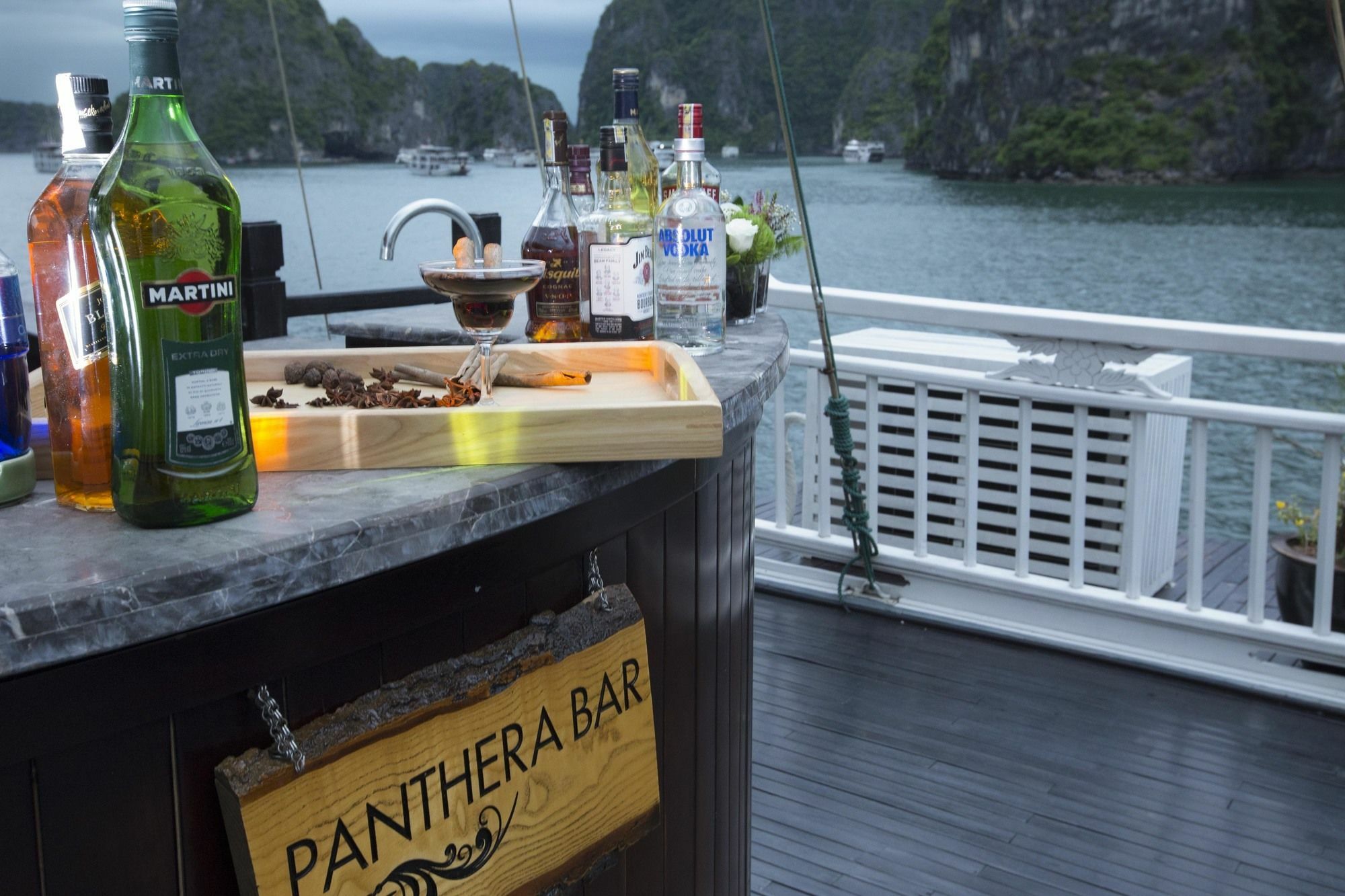 Hera Boutique Cruise Ha Long Bay ภายนอก รูปภาพ