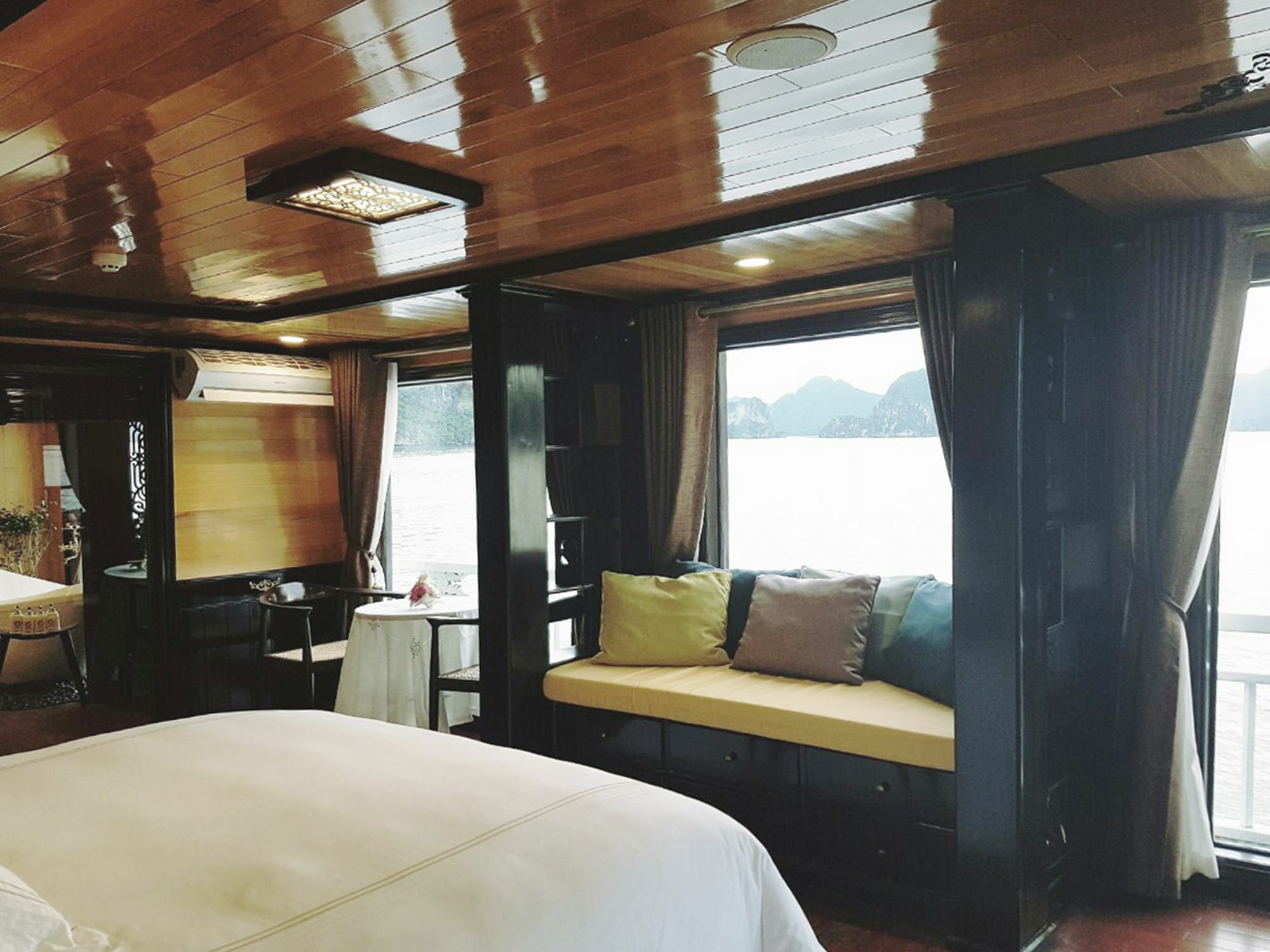 Hera Boutique Cruise Ha Long Bay ภายนอก รูปภาพ